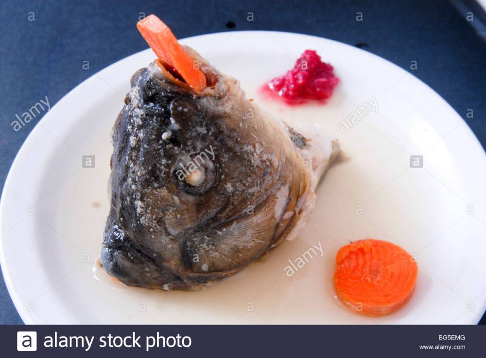 head-of-carp-gefilte-fish-or-filled-fish-are-poached-fish-patties-bg5emg